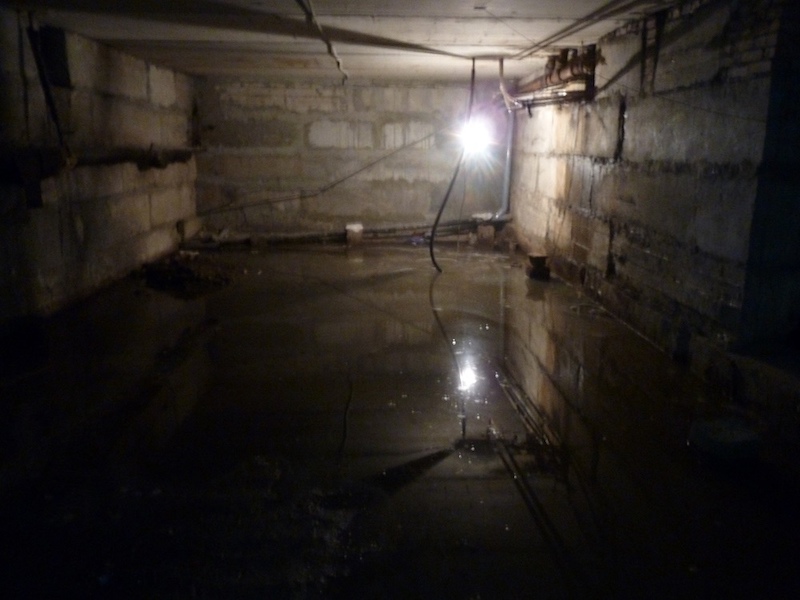 Затопленный подвал после очередного прорыва канализации