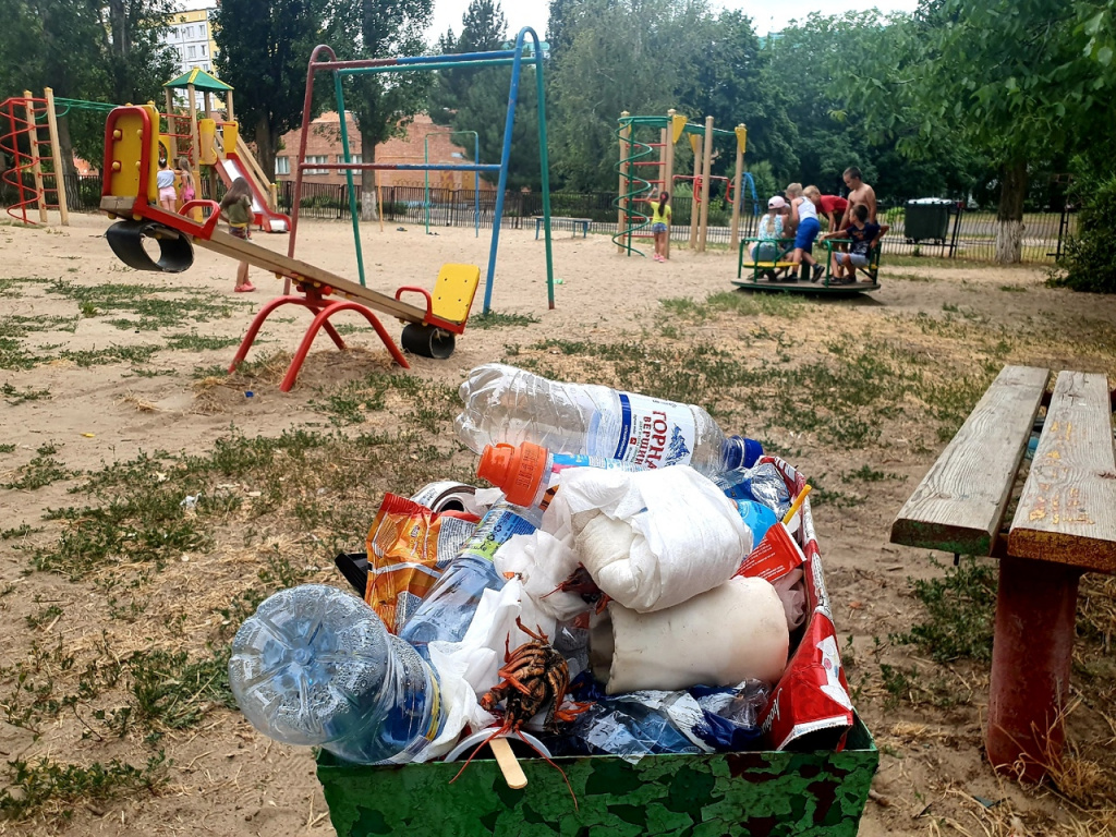 Деньги-то идут, а никто не убирает»: волгодончанка о мусоре на детской  площадке