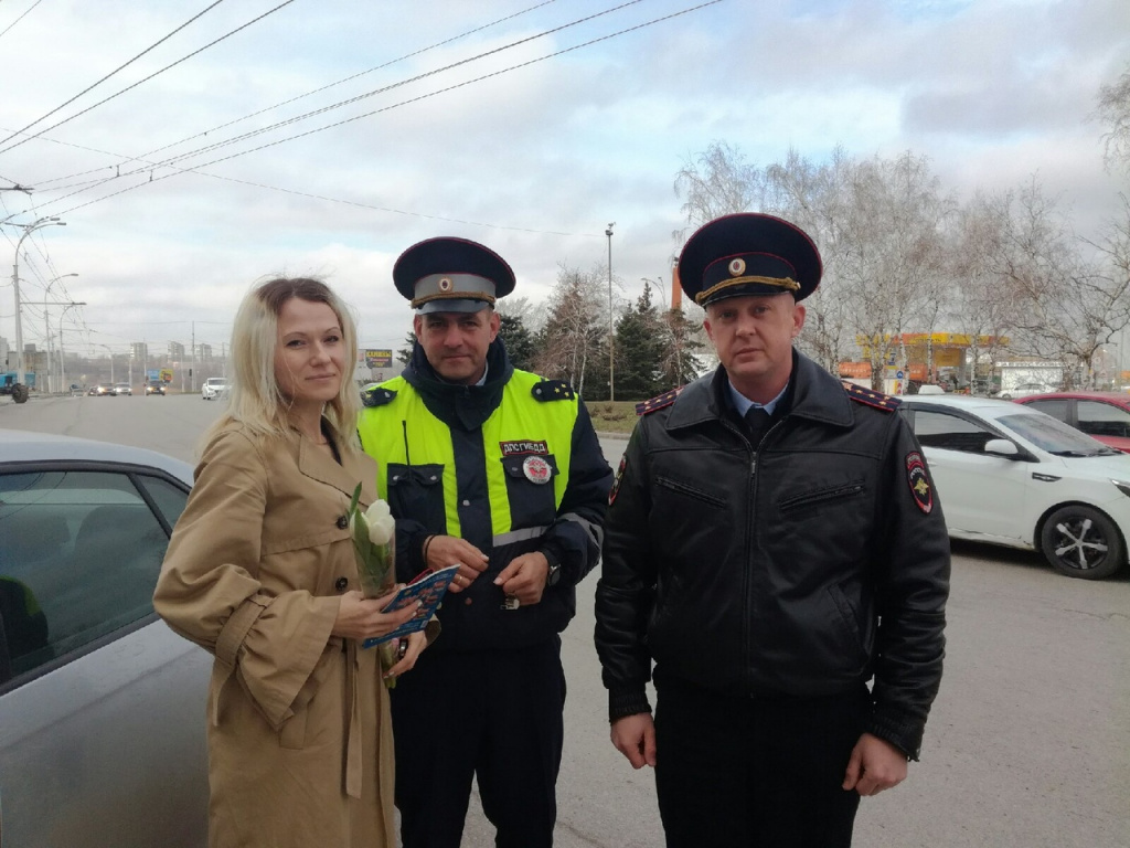 Автолюбительниц Волгодонска инспекторы ДПС поздравили с наступающим 8 марта