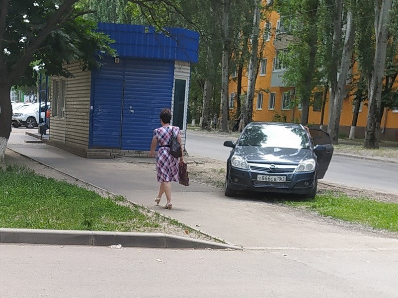 Парковка на газоне