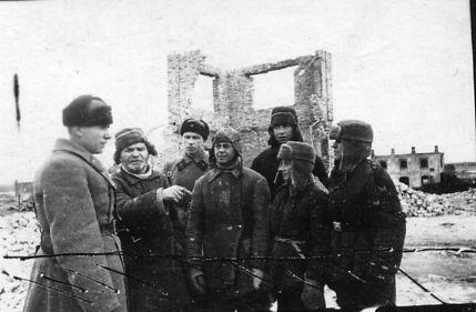 Жители освобожденной станицы Цимлянской рассказывают советскому офицеру о зверствах немецких солдат.jpeg